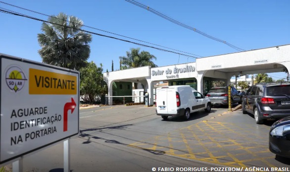 Agentes de segurança monitoram a área externa de uma residência em um condomínio fechado