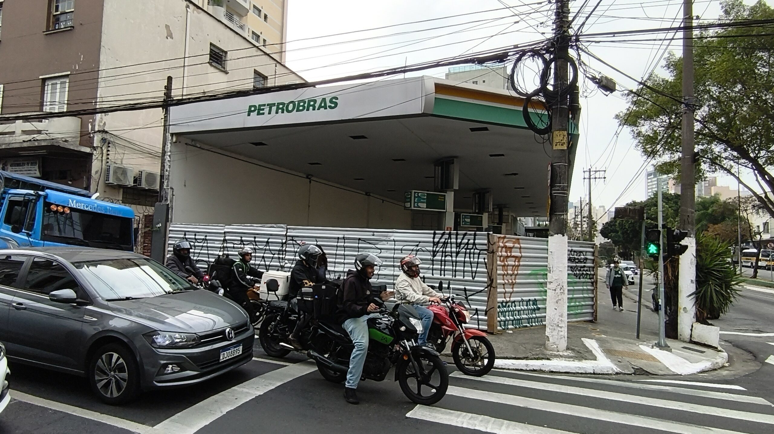 Posto de combustível fechado com tapumes na região central de São Paulo, alvo de investigação da Operação Carbono Oculto.