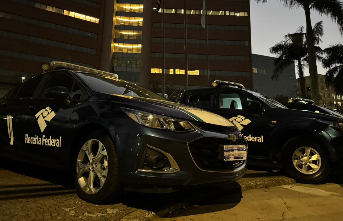 Agentes da Receita Federal e Polícia Federal em operação de busca e apreensão contra fraudes de combustíveis.