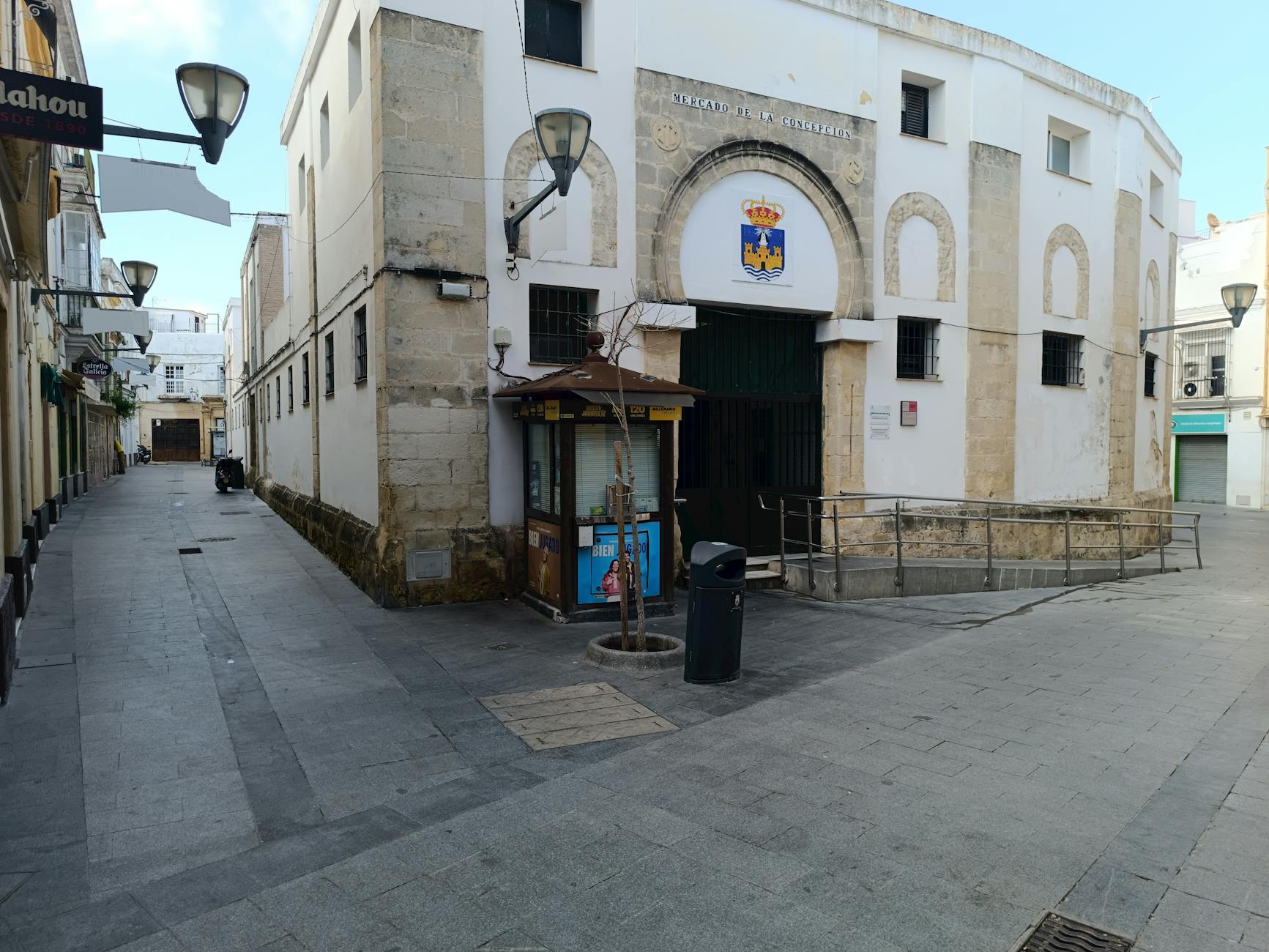 View of the historic Mercado Municipal in El Puerto de Santa María, showcasing traditional Spanish architecture.