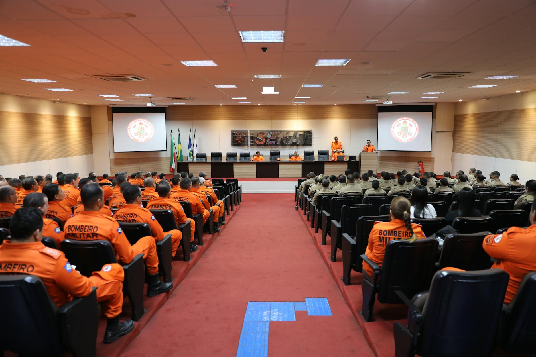 Conference room filled with firefighters during a training session in Mato Grosso, Brasil.