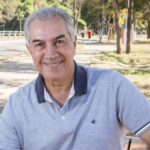 Documentos judiciais e veículos, simbolizando o bloqueio de bens na Operação Vostok.