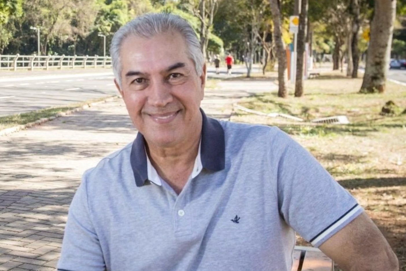 Documentos judiciais e veículos, simbolizando o bloqueio de bens na Operação Vostok.