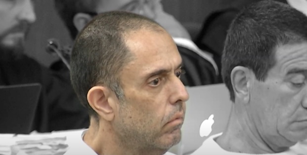 Representação da balança da justiça e algemas, simbolizando a ação do Gaeco e o processo judicial da Operação Omertà.