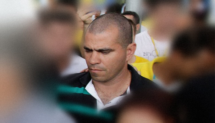 Homem em uniforme militar em frente a um tribunal ou prédio público, simbolizando a justiça e a condenação de um ex-agente público.